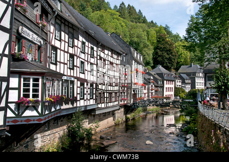 Monschau 13. Jahrhundert Nordeifel Eifel Deutschland Fachwerkhaus folgt den nächsten, gewundenen romantischen Gassen durch die Stadt Stockfoto