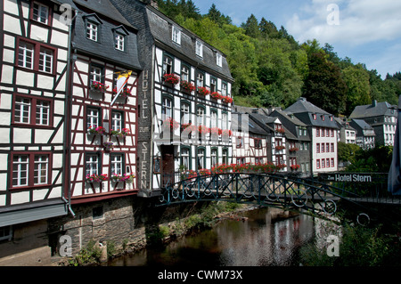 Monschau 13. Jahrhundert Nordeifel Eifel Deutschland Fachwerkhaus folgt den nächsten, gewundenen romantischen Gassen durch die Stadt Stockfoto