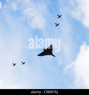 Die Klingen führen einen Überflug mit dem Besuch Avro Vulcan B2, Unternehmen, Northamptonshire, August 2009 Stockfoto