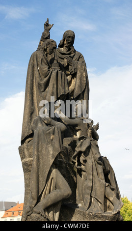 St. Cyril und St. Methodius. Statue von Karel Dvorak geformt. Ziert die Karlsbrücke. Prag. Tschechische Republik. Stockfoto