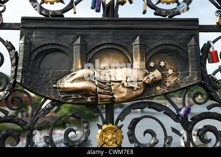 St. Johannes von Nepomuk (1345-1393). Die Statue. Bronze. Relief zeigt die Stelle wo geworfen wurde die. Karlsbrücke. Prag. Stockfoto