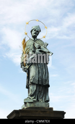 St. Johannes von Nepomuk (1345-1393). Die Statue. Bronze. Von Volfgang Hieronymus Heroldt, 1683. Karlsbrücke. Prag. Tschechische Republik. Stockfoto