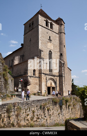 Ein Blick auf die mittelalterliche Kirche mit Blick auf das schöne Dorf Saint-Cirq-Lapopie im Lot Region South West France. Stockfoto