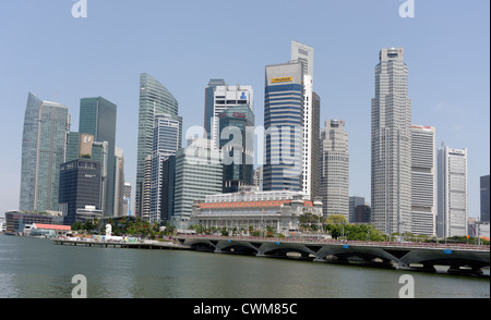 Der Central Business District (CBD) von Singapur steigen hinter dem Merlion und Fullerton Hotel Stockfoto