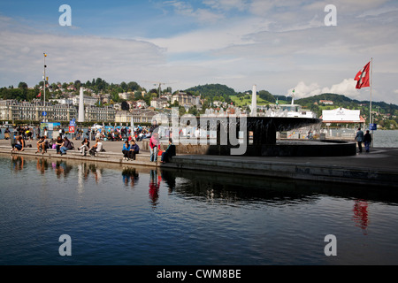 Europa. Die Schweiz. Luzern. Menschen entspannend durch die wagenbach Brunnen am Vierwaldstättersee. Stockfoto