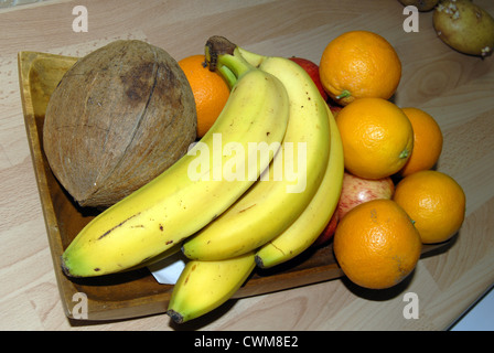 Korb mit frischem Obst in einer echten Küche Stockfoto