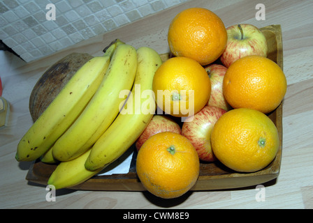 Korb mit frischem Obst in einer echten Küche Stockfoto