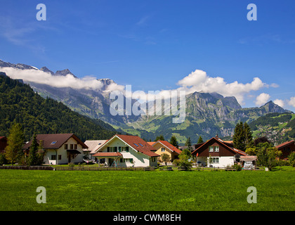 Europa. Schweiz. Engelberg. Ansicht der Häuser am Rande der Stadt. Stockfoto