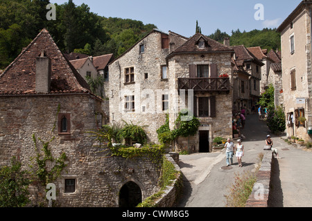 Ein Blick von der Dorf von Saint-Cirq-Lapopie, Frankreich. Das Dorf ist ein ist ein Mitglied der Les Plus Beaux Dörfer de France. Stockfoto