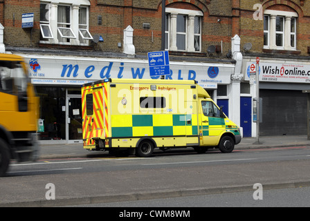 Krankenwagen nimmt einen Notruf an Stockfoto