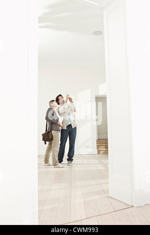 Deutschland, Berlin, älteres paar Inspektion neues Haus Stockfoto