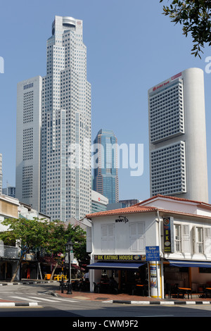 Moderne Wolkenkratzer überragt traditionellen alten Shop-Häuser in Singapurs zentralen Bankenviertel, alte und neue. Stockfoto