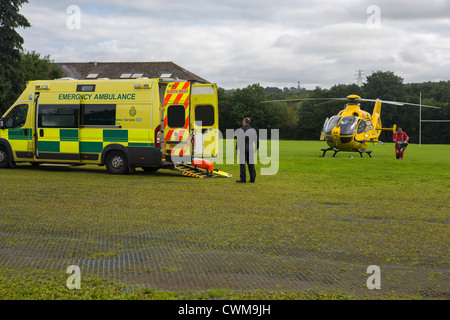 Ein Flugzeug der North West Air Ambulance rendezvous mit einem Krankenwagen Stockfoto