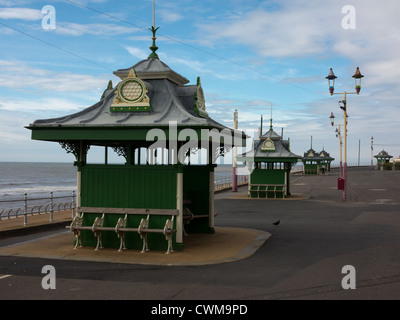 Traditionelle öffentliche Sitzgelegenheiten auf Blackpool promenade Stockfoto