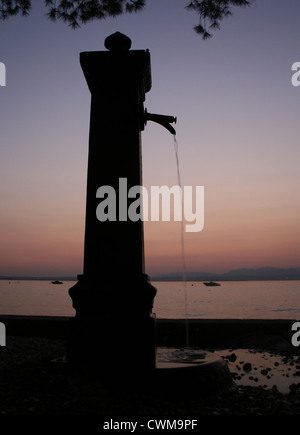 Wasserhahn neben Pacengo Gardasee, außerhalb Camping Lido, Italien nach heißen Sommertag im August Stockfoto