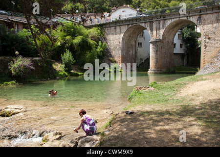 Menschen schwimmen im Fluss im Dorf Vers, Frankreich.