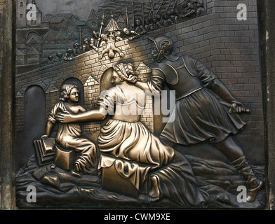 St. Johannes von Nepomuk (1345-1393). Relief Darstellung seines Martyriums. Plaque. Sockel der Statue. Karlsbrücke. Prag. Stockfoto