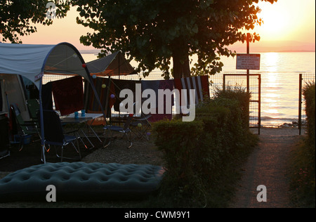 Wohnwagen geparkt neben Pacengo Gardasee, Camping Lido Italien bei Sonnenuntergang Stockfoto