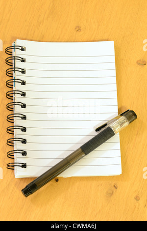 gefütterte Notizblock und Stift textfreiraum eigene Notiz Stockfoto