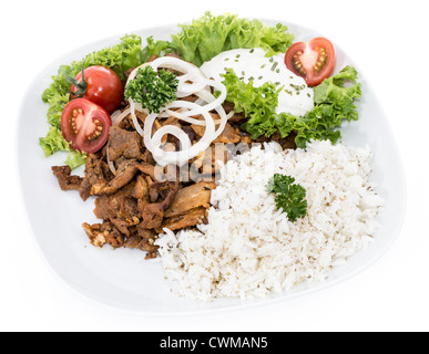 Platte mit Kebab und Reis isoliert auf weiss Stockfoto