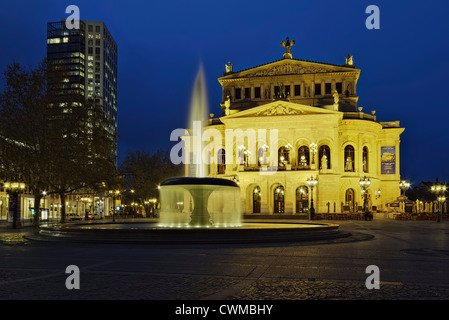 Deutschland, Hessen, Frankfurt, Blick auf die alte Oper und Wolkenkratzer mit Brunnen Stockfoto