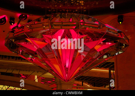 Diamant aus Spiegel als Teil der Wassershow in der Lobby des Galaxy Hotel in Macau Stockfoto