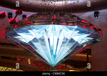 Diamant aus Spiegel als Teil der Wassershow in der Lobby des Galaxy Hotel in Macau Stockfoto