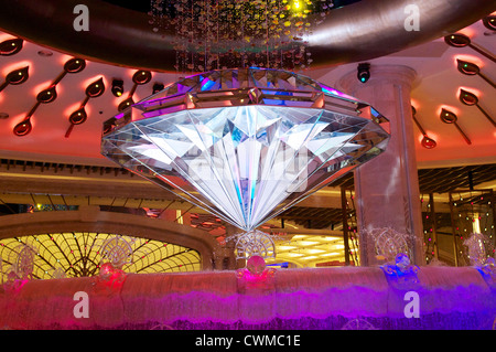 Diamond aus Spiegel als Teil von Wasser in der Lobby des Galaxy Hotel in Macau Stockfoto