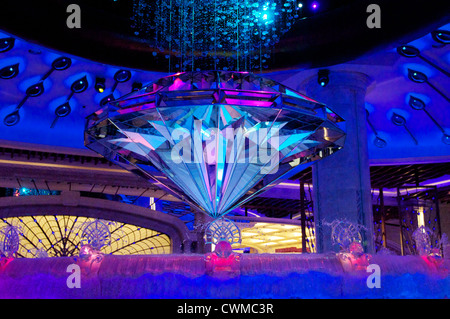 Diamant aus Spiegel als Teil der Wassershow in der Lobby des Galaxy Hotel in Macau Stockfoto