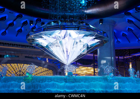 Diamond aus Spiegel als Teil von Wasser in der Lobby des Galaxy Hotel in Macau Stockfoto