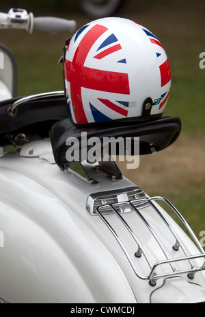 Union Jack-Helm auf der Rückseite des klassischen Lambretta Roller Stockfoto