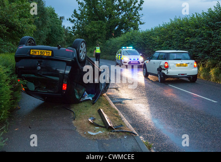 Autounfall, wo ein Auto an der Seite der Straße aufgehoben Stockfoto