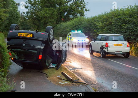 Autounfall, wo ein Auto an der Seite der Straße aufgehoben Stockfoto
