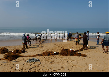 Fischer vom Sea Turtle Reserve Centre in Kosgoda, Sri Lanka, Netze an Land ziehen. Stockfoto