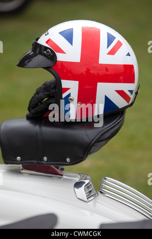 Union Jack-Helm auf der Rückseite des klassischen Lambretta Roller Stockfoto