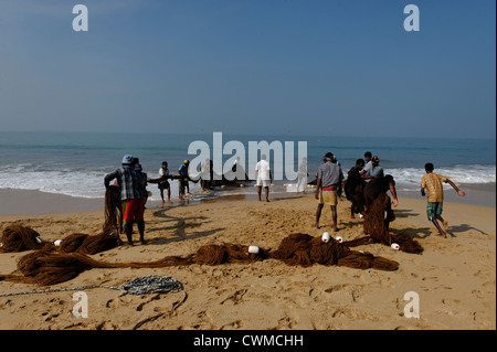 Fischer vom Sea Turtle Reserve Centre in Kosgoda, Sri Lanka, Netze an Land ziehen. Stockfoto