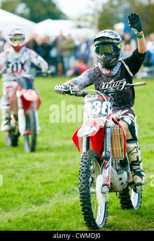 Die Bolddog Lings FMX Freestyle Motocross stunt Display Team erklingt in der Bucks County Show 2012 Stockfoto