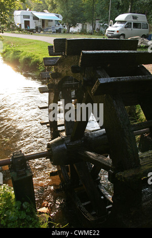 Wasserrad am Camping Clausensee, Clausen See, Waldfischbach-Burgalben, Pfälzer Wald, Rhein, Deutschland Stockfoto