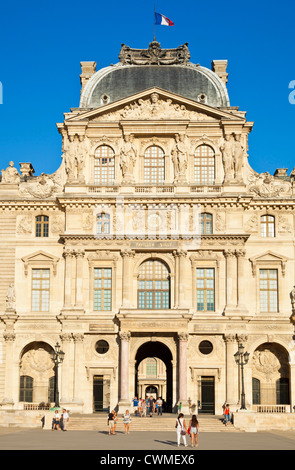 Besucher außerhalb der Louvre Kunstgalerie und Museum Paris Frankreich EU Europa Stockfoto