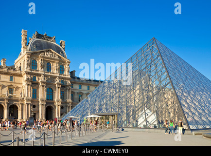 Besucher außerhalb der Louvre Kunstgalerie und Museum Eingang Paris Frankreich EU Europa Stockfoto