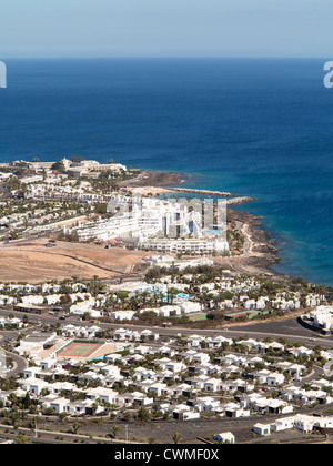 Timanfaya Palace Hotel und Playa Flamingo, Playa Blanca aus Montana Roja, Lanzarote Stockfoto