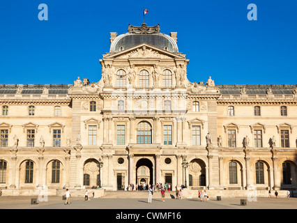 Besucher außerhalb der Louvre Kunstgalerie und Museum Paris Frankreich EU Europa Stockfoto
