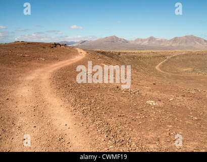 Weg um Vulkankrater, Montana Roja, Playa Blanca, Lanzarote Stockfoto