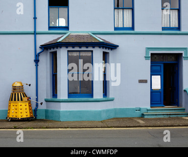 Dalek außerhalb Haus mit Schritt Stockfoto