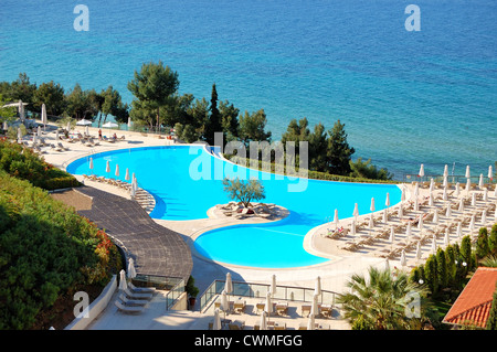 Schwimmbad mit Olivenbaum in der Mitte des modernen Luxushotels, Chalkidiki, Griechenland Stockfoto