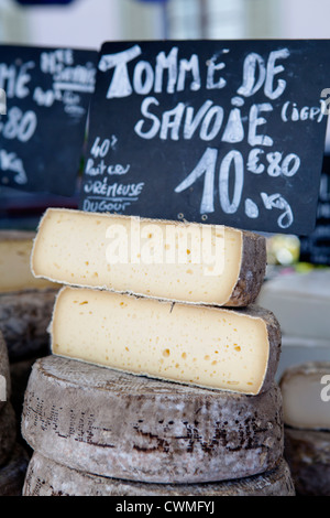 Tomme de Savoie. Französisch auf dem Bauernhof Käse aus Savoyen Stockfoto