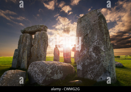 Großbritannien, England, Wiltshire, Stonehenge bei Sonnenuntergang Stockfoto