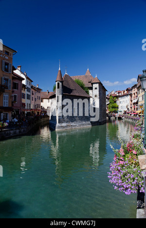 Palais de l ' Ile, Quai des Gefängnissen, Annecy. Gefängnis auf der Insel in der Mitte des Kanals gebildet vom See von Annecy, Haute Savoie, Fr Stockfoto