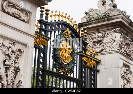 UK, London, Detail des Tores im Buckingham Palace Stockfoto