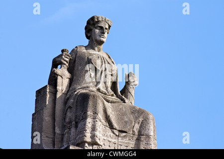 Justitia, Justitia, sitzen auf ihrem Thron in Hamburg, Deutschland. Stockfoto